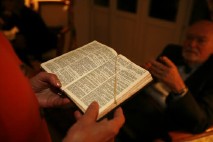 Lecture de la Bible en famille - Photo Pascal Deloche © GODONG
