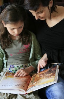 Lecture de la Bible avec un enfant - Photo P. Deliss © GODONG