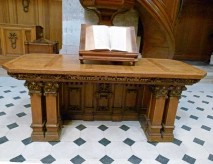Table de communion et la Bible, au centre de l'Oratoire