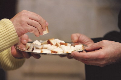 geste de communion © photo Godong