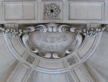Jesus - Maria, sur la clef de voûte du choeur de l'Oratoire du Louvre